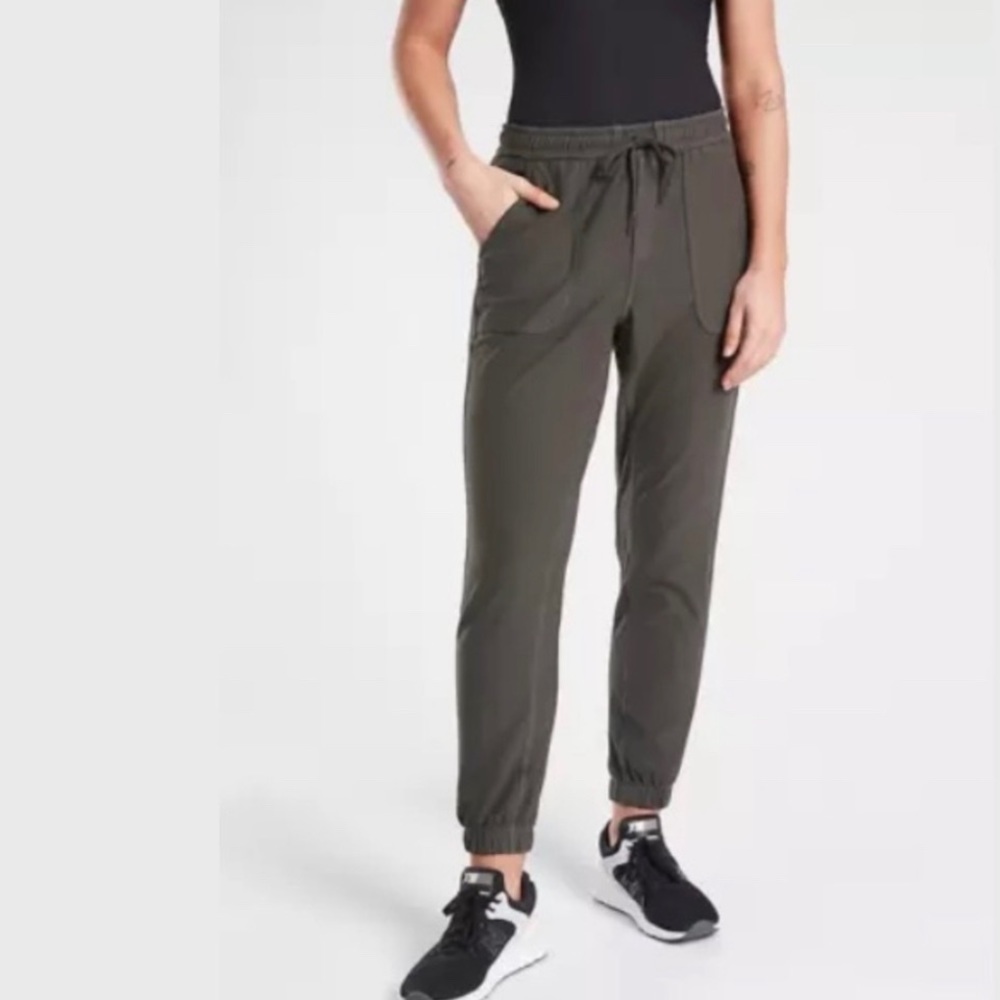 ATHLETA Farallon Jogger Cypress Green size 6